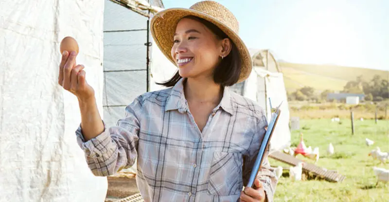 Farmer is documenting the supply using the food manufacturing document automation - Artsyl