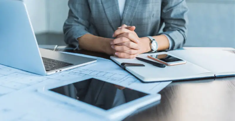 How does expense management software handle different currencies and tax regulations? - Artsyl