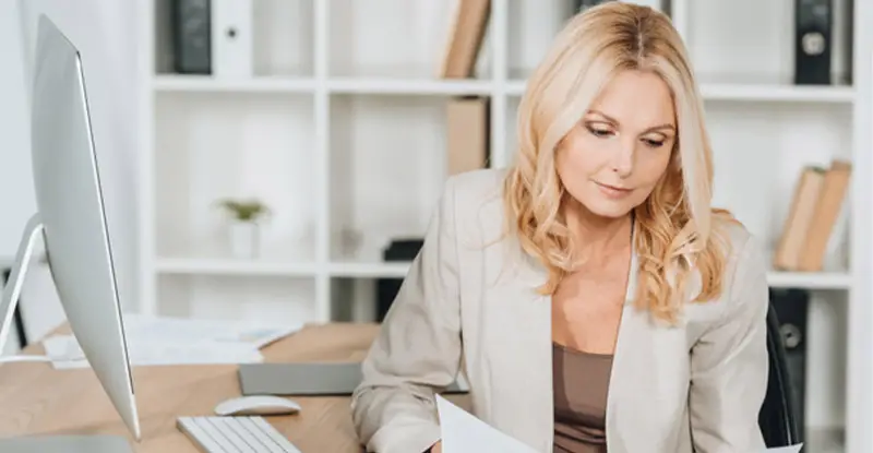 Financial manager uses document management software DMS - Artsyl