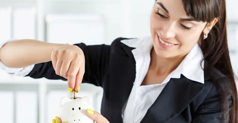 Businesswoman learning the benefits of efficient expense management - Artsyl